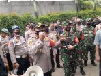 Kapolres dan Dandim Jakarta Barat Membantu Membuka Gerbang yang Menjadi Keluhan Warga RW 02