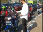 Sudinhub Jakbar Bagikan Selebaran Kepada Pengendara