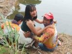 Viral Foto Pemancing Ditemani Wanita Seksi, “Tangan Kanannya Dapet Sasaran Ya, Pak” Komen Nitizen