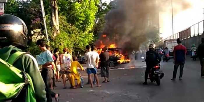 Ada Mobil Minibus Terbakar di Pom Bensin, Karyawan serta Pengendara Lari Kocar Kacir