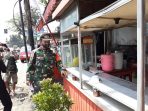 TNI AD Perbaiki Gerobak Milik Pedagang Yang Dirusak Oknum TNI