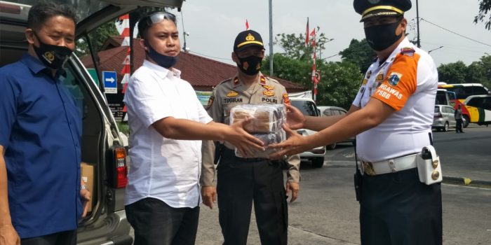 Polisi Bagikan 5200 Masker Kepada Masyarakat serta Petugas Dishub