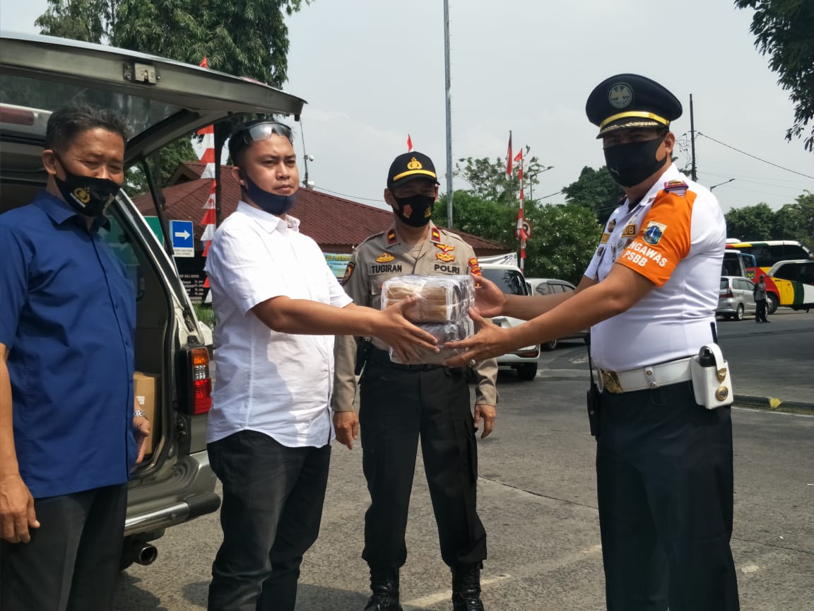 Polisi Bagikan 5200 Masker Kepada Masyarakat serta Petugas Dishub 1 IMG 20200902 WA0002