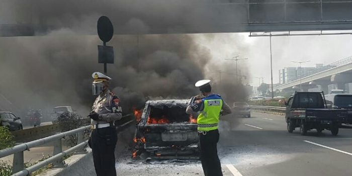 Niat Mau Ngelayat, Eh Ditengah Jalan Mobil Kebakar