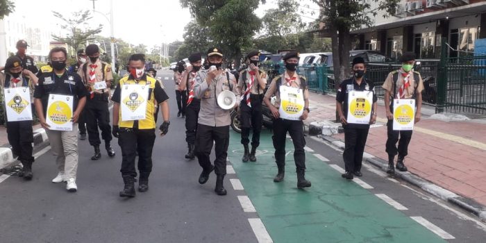 Binmas Polres Jakbar Bersama Pramuka Saka Bhayangkara Lakukan Sosialisai Protokol Kesehatan