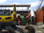 Gara Gara Operator Kelelahan, Ekskavator Timpa Jembatan Penyeberangan Orang