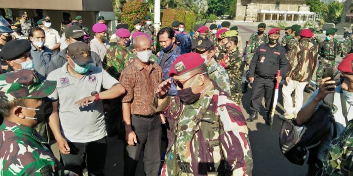 Ricuh, Pendemo Berkumpul di Makam Pahlawan Tolak Kedatangan Gatot Nurmantyo