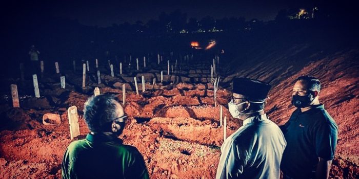 Anies Baswedan Datangi Tempat Pemakanan Korban Covid-19, Malam Hari