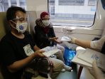 PT KAI Daop 1 Jakarta Apresiasi Pelanggan KA Lewat Pembagian Ribuan Masker dan Sanitizer