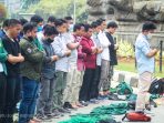 Sebelum Unjuk Rasa Mahasiswa Laksanakan Sholat Dzuhur Berjamaah