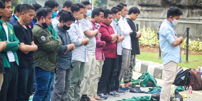 Sebelum Unjuk Rasa Mahasiswa Laksanakan Sholat Dzuhur Berjamaah