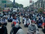 Tranding! Terkait Pengesahan RUU Ciptaker, Massa Buruh Lakukan Aksi, Namun Dicegat Polisi