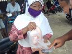Penyaluran BPNT isi Beras 10Kg, 1ekor ayam, dan ikan dalam kemasan Di Desa.Karang Satria