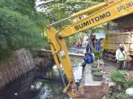 Antisipasi Banjir, Pemkot Jakbar Keruk Lumpur di Kali Sekretaris