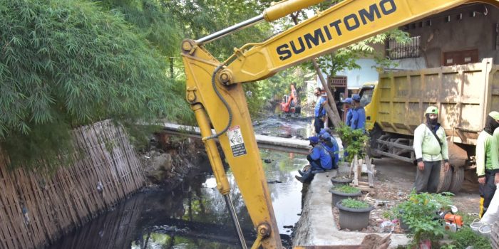 Antisipasi Banjir, Pemkot Jakbar Keruk Lumpur di Kali Sekretaris