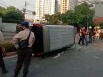 Demo di Pejompongan Raya, Mobil Polisi Dirusak