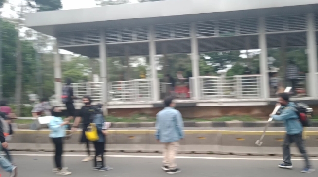 Sepi Tak Ada Polisi, Pendemo Rusak Halte Busway Grogol 1 IMG 20201008 174842