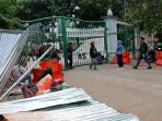Sejumlah Fasilitas Monas Dirusak Massa yang Mengamuk
