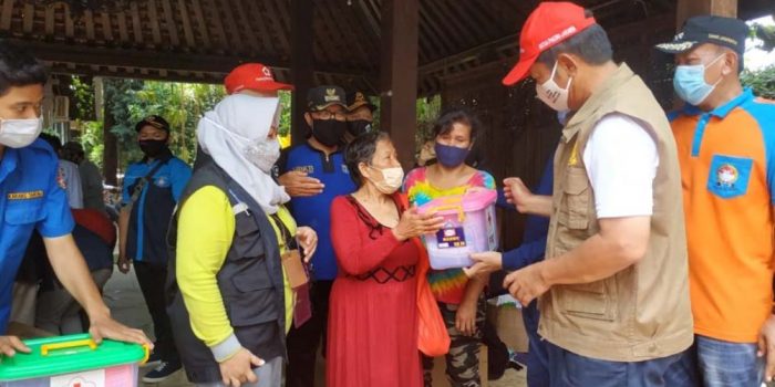 PMI DKI Jakarta Salurkan Bantuan Kepada Korban Banjir dan Tanah Longsor di Jakarta Selatan