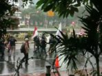 Meski Diguyur Hujan, BEM SI Tetap Demo Tolak RUU Omnibus Law