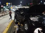 Usai Nabrak Pembatas dan Sepeda Motor, Pengemudi Fortuner Kabur