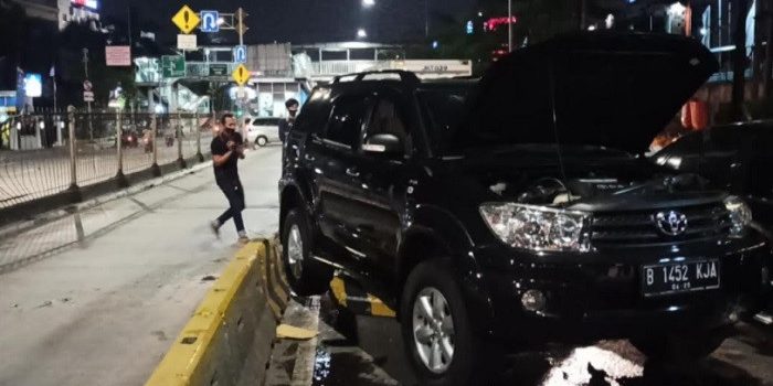 Usai Nabrak Pembatas dan Sepeda Motor, Pengemudi Fortuner Kabur