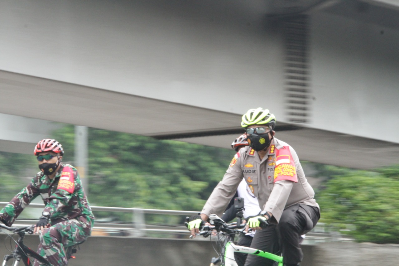 TNI-Polri di Jakarta Barat Gowes Bersama Para Ulama Pantau Penerapan Prokes