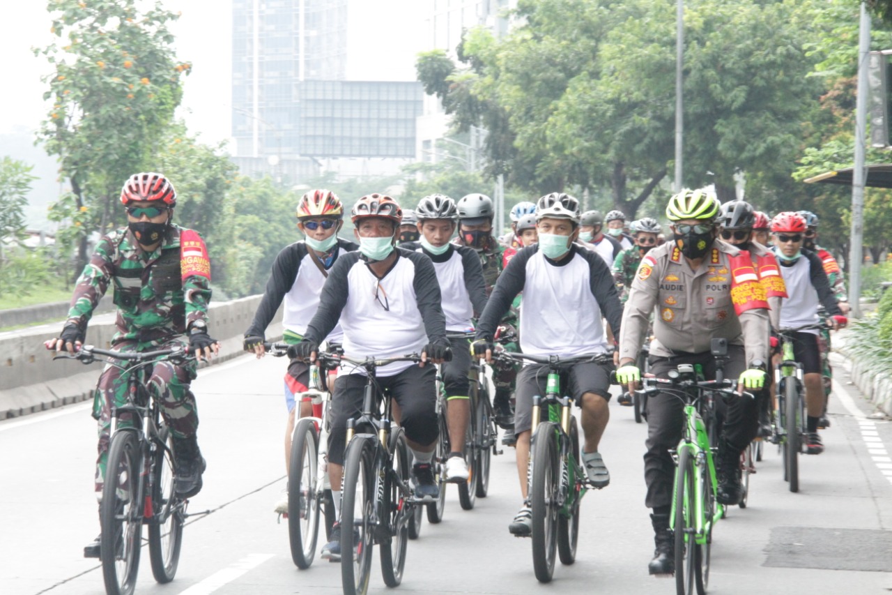 TNI-Polri di Jakarta Barat Gowes Bersama Para Ulama Pantau Penerapan Prokes