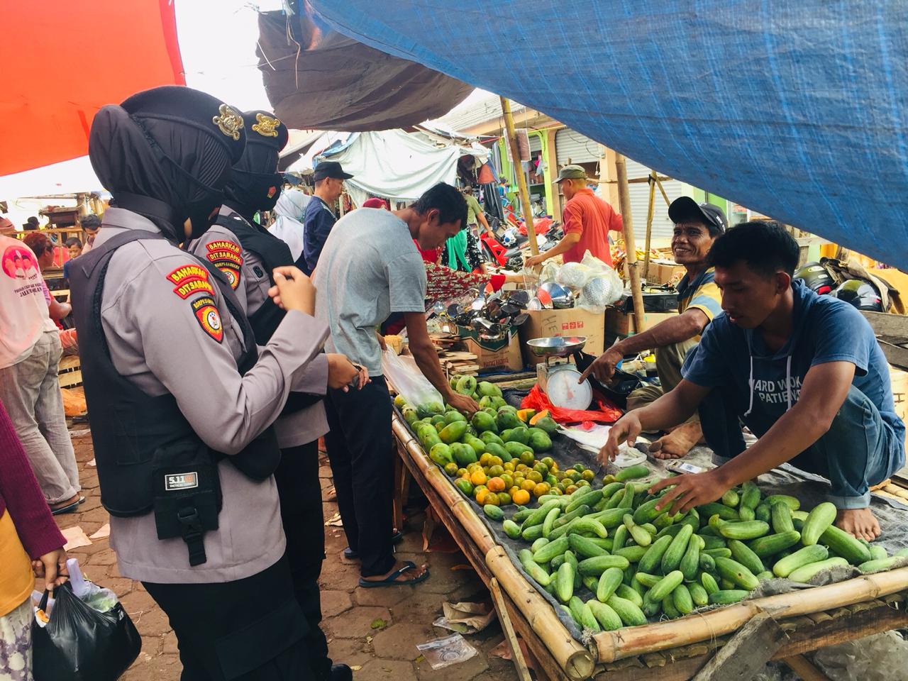 Aksi Polwan Polda Banten Tekan Penyebaran Covid-19 di Pasar Kalodran