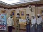 Wakil Walikota Jakbar Serahkan Hadiah Kepada Pemenang Jakarta Baznas (Bazis) JakBEE