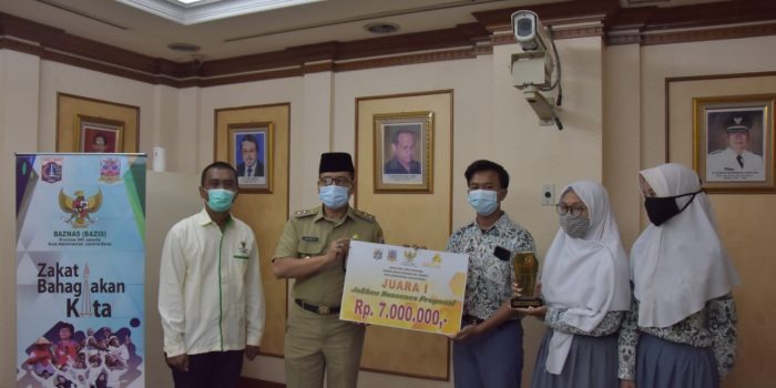 Wakil Walikota Jakbar Serahkan Hadiah Kepada Pemenang Jakarta Baznas (Bazis) JakBEE