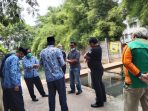 Dikeluhkan, Pemkot dan Sudin LH Jakut Tinjau Lokasi Sodetan Kali Angke