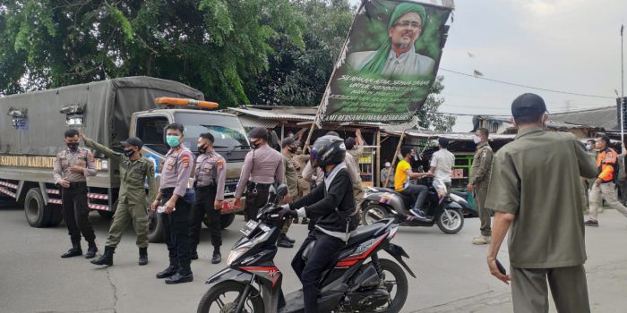 Pemkab Tangerang Tertibkan Ratusan Spanduk dan Baliho Bergambar Habib Rizieq