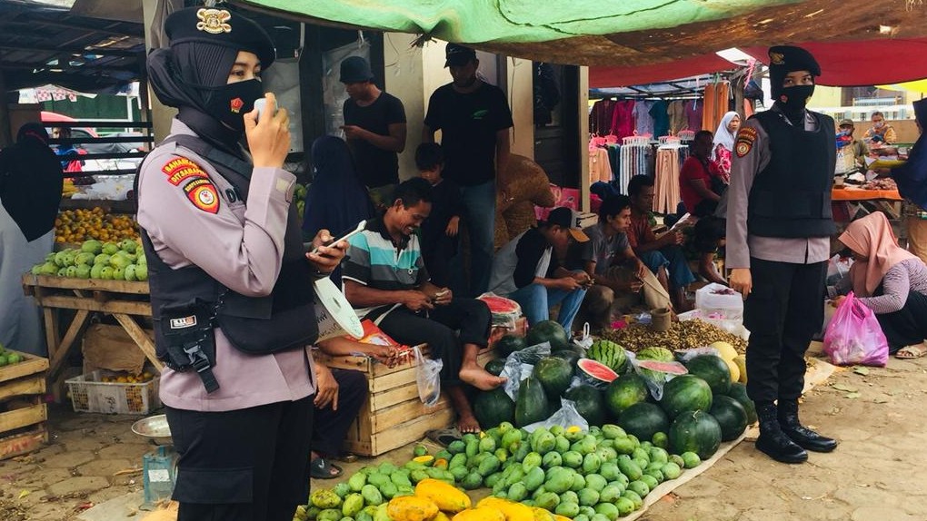 Aksi Polwan Polda Banten Tekan Penyebaran Covid-19 di Pasar Kalodran.