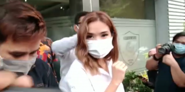Detik-detik Gisel Keluar Setelah Menjalani Pemeriksaan