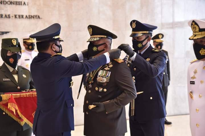 Panglima TNI Sematkan Bintang Dharma Kepada 10 Perwira Tinggi 1 FB IMG 1607088323893
