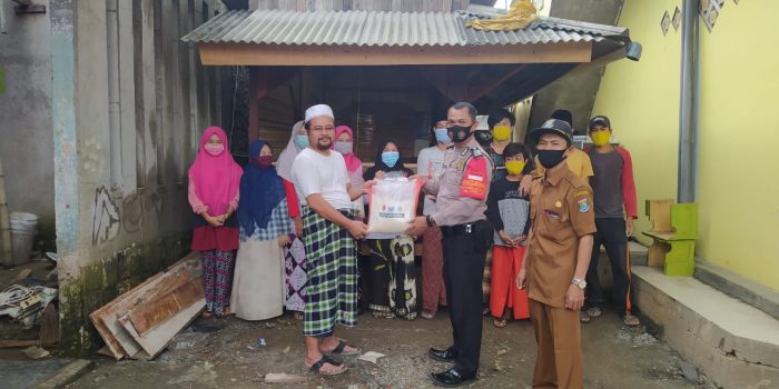 Berikan Bantuan di Pondok Pesantren, Polsek Cikupa Ingatkan Pentingnya Terapkan Protokol Kesehatan