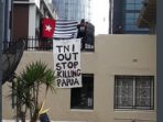 Bendera Bintang Kejora dan Spanduk ‘TNI Out Stop Killing Papua’ di Atas Kantor Jendral RI di Melbourne