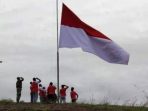 Tokoh Adat Papua Kibarkan Bendera Merah Putih di Puncak Tungkuwiri