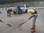 Bersihkan Pasir dan Kerikil di Jalan Ciater Raya, DPU Tangsel Terjunkan Puluhan Petugas