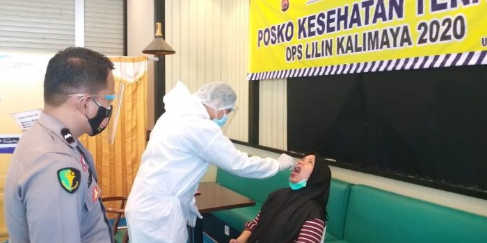 Biddokkes Polda Banten Lakukan Pemeriksaan Rapid Test Antigen Kepada Masyarakat di Pelabuhan Merak