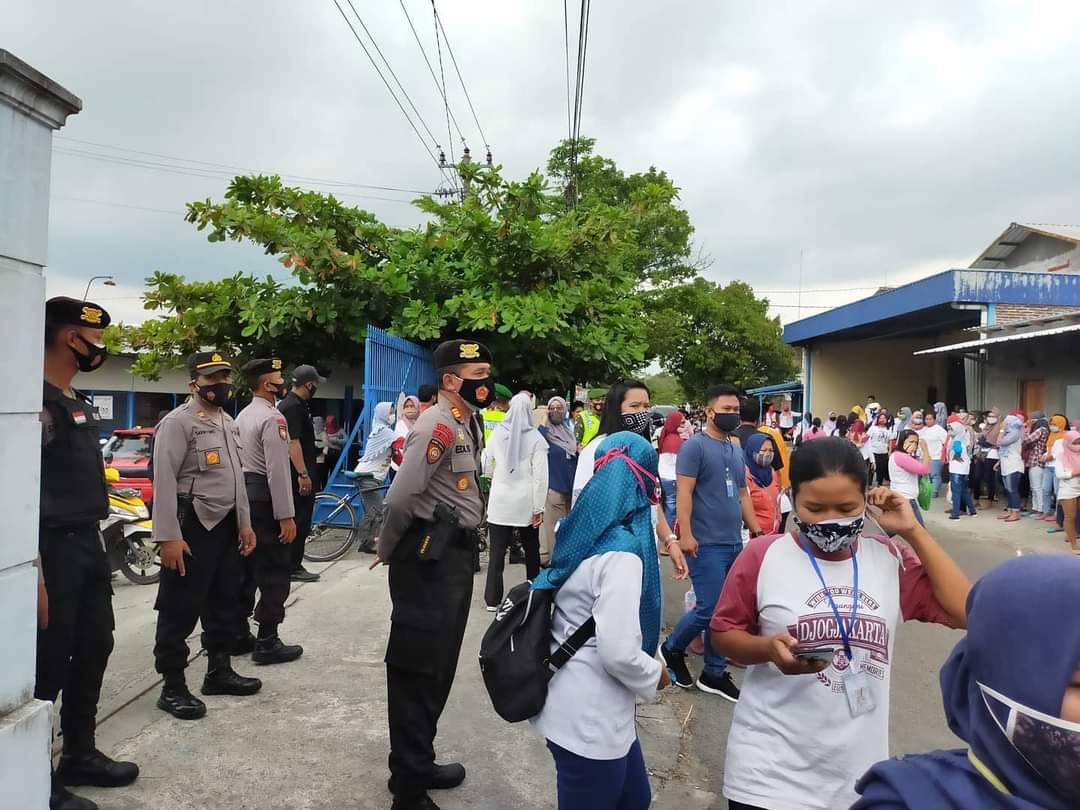 Sejumlah Karyawan di Ceper Mogok Kerja Tuntut Tunggakan THR 1 WhatsApp Image 2020 12 29 at 17.42.39
