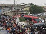 Terlihat Kepadatan Warga Di Pelelangan Ikan Kamal Muara