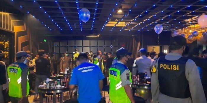 operasi prokes tim pemburu covid pondok gede di tiffany club and lounge