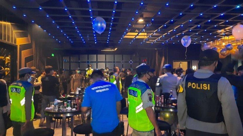 operasi prokes tim pemburu covid pondok gede di tiffany club and lounge