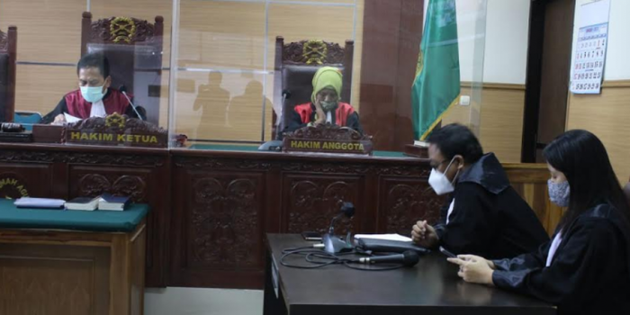 Sidang pembacaan vonis terhadap Akmal Suhairin Jamil, putra wakil wali kota Tangerang yang terjerat kasus narkoba di Pengadilan Negeri Tangerang pada Kamis, 21 Januari 2021. (Foto: Beritasatu.com/Chairul Fikri)