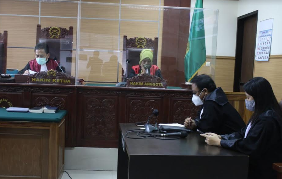 Sempat Didakwa Seumur Hidup, Anak Wakil Wali Kota Tangerang Divonis 8 Bulan 1 Sidang pembacaan vonis terhadap Akmal Suhairin Jamil, putra wakil wali kota Tangerang yang terjerat kasus narkoba di Pengadilan Negeri Tangerang pada Kamis, 21 Januari 2021. (Foto: Beritasatu.com/Chairul Fikri)