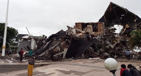 Kantor Gubernur Sulawesi Barat (Sulbar) roboh akibat gempat tadi subuh Pukul 2.30 Wita, Jumat 15 Januari 2021 / [Foto Istimewa]