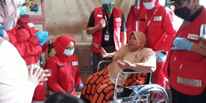 PMI Jakbar Berikan Bantuan Kursi Roda Bagi Warga Tak Mampu