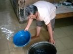 Warga Rawa Bebek Kamal Bersih Bersih Gegara Banjir Rob